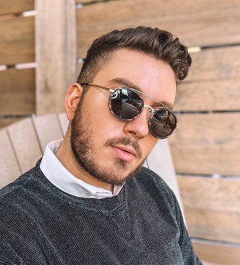 Homme portant des lunettes de soleil Kraywoods Aspen, des lunettes de soleil rondes en bois